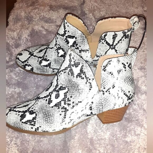 WOMEN'S cut-out ankle boots sz, 8,and 10 - Picture 13 of 15